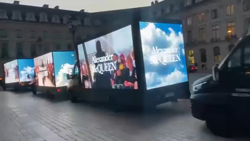 Convoi de camions LED diffusant une campagne Alexander McQueen place Vendôme, Paris