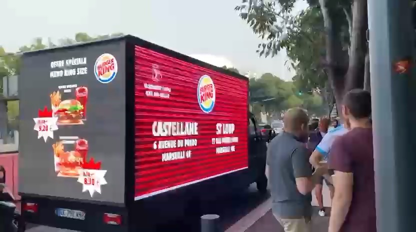 Camion LED affichant les offres et adresses Burger King à Marseille